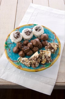 Chocolate meringue nests