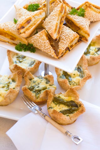 Curry and sesame seed puffs