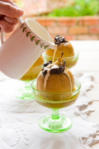 Fruit and spice-baked apples