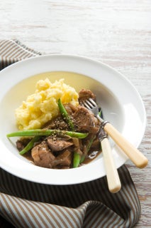 Sausages in pepper gravy