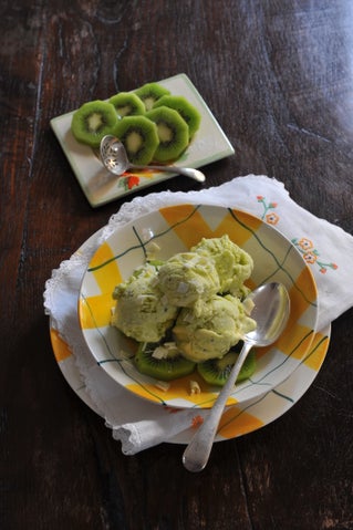 Kiwifruit and white chocolate ice cream