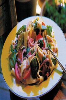 Chilli beef and guacamole salad