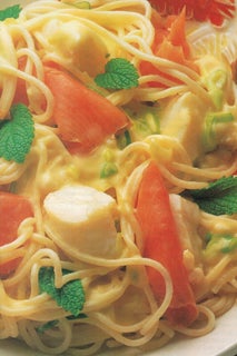 Smoked salmon with lemon on pasta