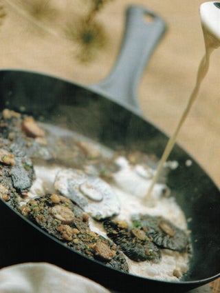 Pan-fried field mushrooms in cream with parsley crumble