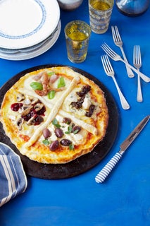 International cheese-lovers pizza