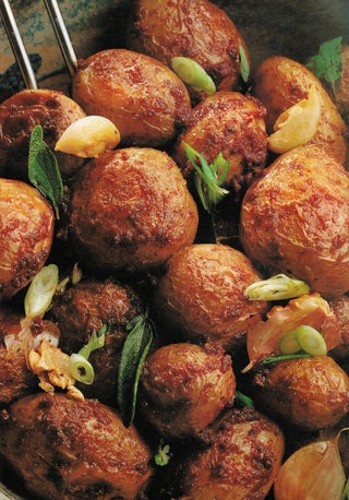 Oven-roasted new potatoes with dried tomatoes