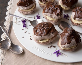 Chocolate meringue puffs