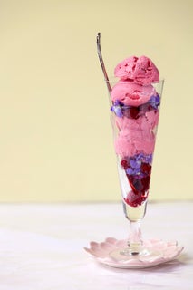 Raspberry frozen yoghurt