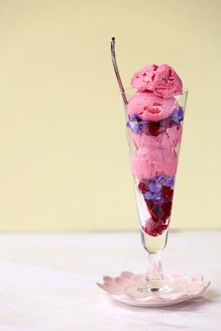 Raspberry frozen yoghurt