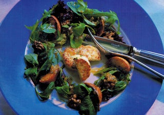 Warm goat's cheese salad with grilled peaches